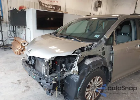 2017 Toyota Sienna Xle 8 Passenger z USA, uszkodzony, nr VIN 5TDYZ3DC6HS856295